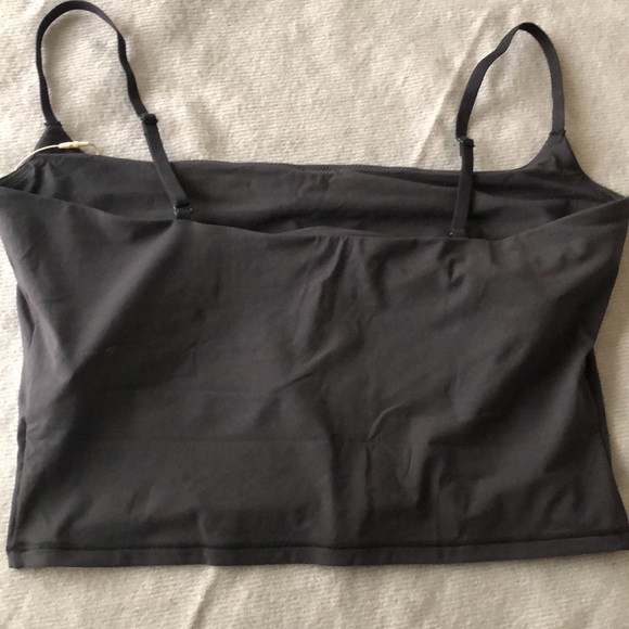SKIMS Fits Everybody Cropped Cami, color-Onyx, size L, NWT - Picture 6 of 7